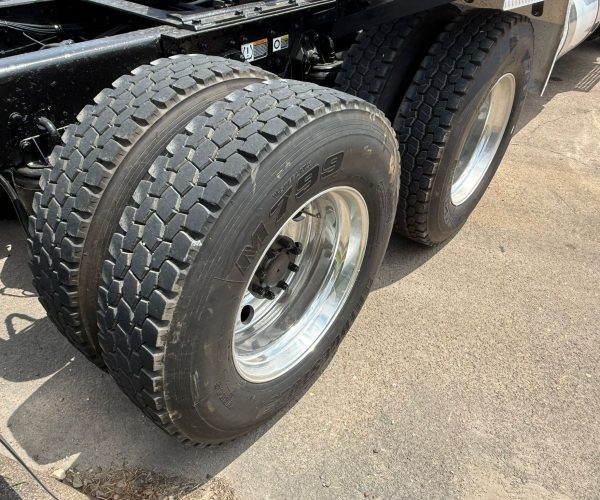 2013 KENWORTH T800 011
