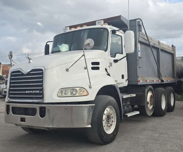 2013 MACK CXU613 TRI-AXLE DUMP TRUCK 001