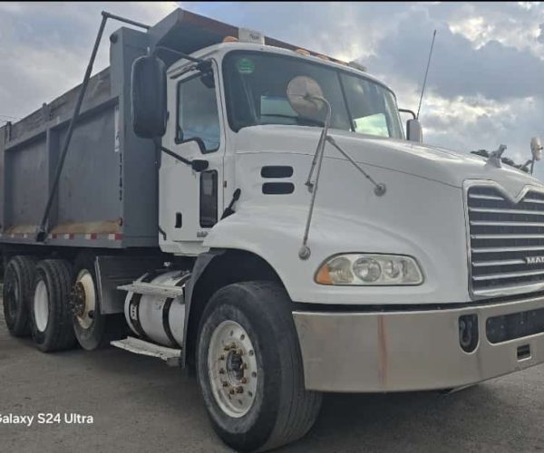 2013 MACK CXU613 TRI-AXLE DUMP TRUCK 002