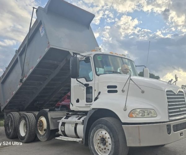 2013 MACK CXU613 TRI-AXLE DUMP TRUCK 003