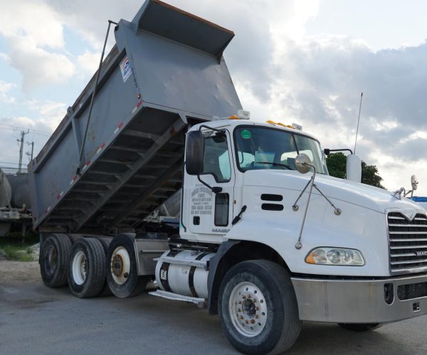 2013 MACK CXU613 TRI-AXLE DUMP TRUCK 005