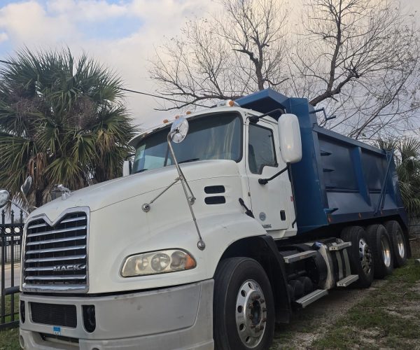 2013 MACK DUMP TRUCK TRI-AXLE STEEREABLE THIRD AXLE 001