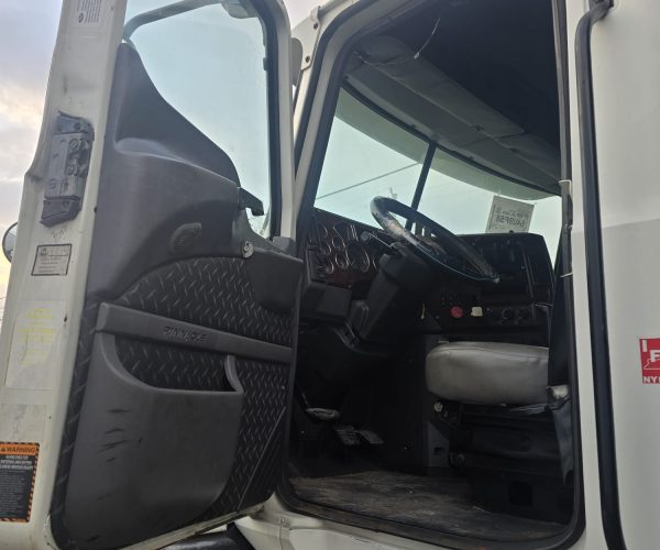 2013 MACK DUMP TRUCK TRI-AXLE STEEREABLE THIRD AXLE 008