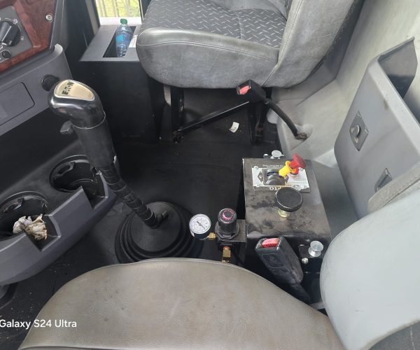 2013 MACK DUMP TRUCK TRI-AXLE STEEREABLE THIRD AXLE 012