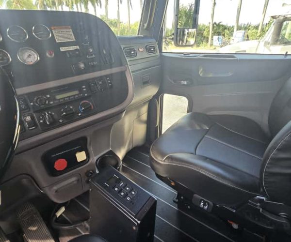 2013 PETERBILT 365 DUMP TRUCK TRI-AXLE WSTEEREABLE THIRD AXLE 008