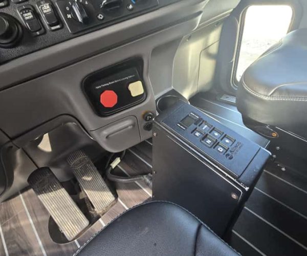 2013 PETERBILT 365 DUMP TRUCK TRI-AXLE WSTEEREABLE THIRD AXLE 009