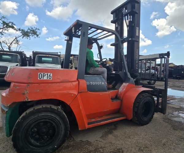 2013 TOYOTA 7FDU70 HEAVY DUTY FORKLIFT 15.500LB 002