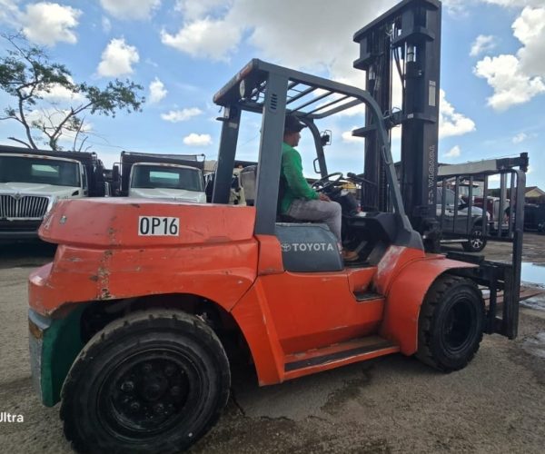 2013-TOYOTA-7FDU70-HEAVY-DUTY-FORKLIFT-15.500LB-002.2