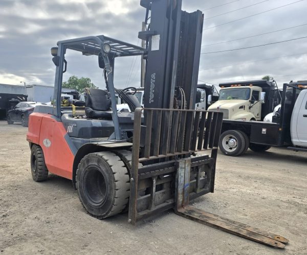 2013 TOYOTA FORKLIFT 8FD45U 8.250 LBS 001