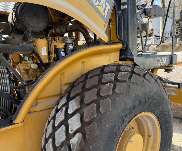2014 CATERPILLAR CS56B VIBRATORY ROLLER COMPACTOR 004