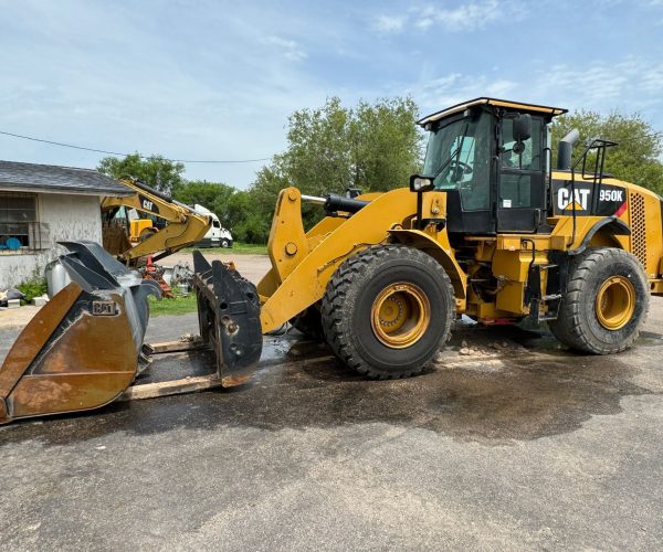 2014 CATERPILLAR WHEEL LOADER 950K WITH BUCKET AND FORKS (2) BRAND NEW TIRES 001