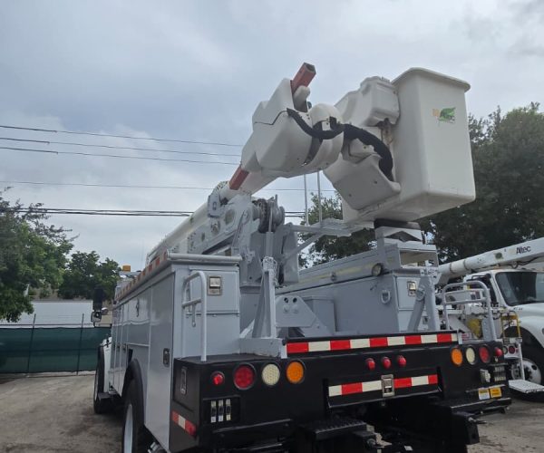 2014 FREIGHTLINER BUCKET TRUCK ALTEC S AA55 002