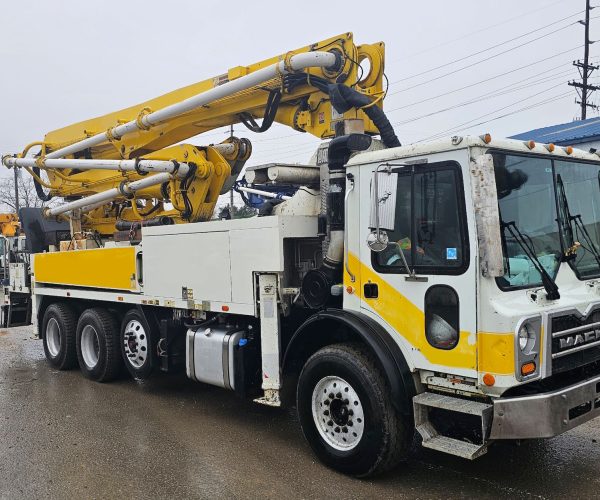 2014 PUTZMEISTER 31 METERS CONCRETE PUMP MOUNTED ON A 2015 MACK MRU613 5 SECTIONS 001