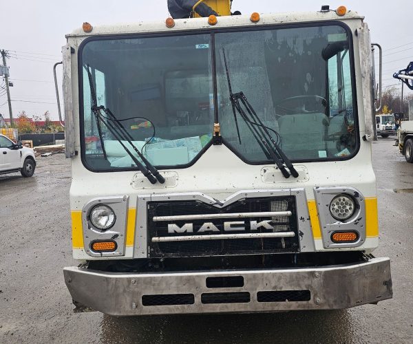 2014 PUTZMEISTER 31 METERS CONCRETE PUMP MOUNTED ON A 2015 MACK MRU613 5 SECTIONS 003