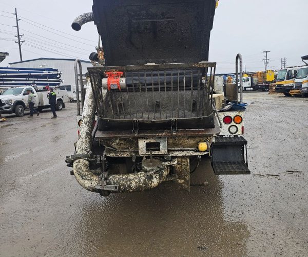 2014 PUTZMEISTER 31 METERS CONCRETE PUMP MOUNTED ON A 2015 MACK MRU613 5 SECTIONS 004