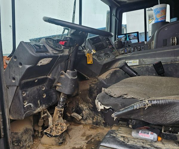 2014 PUTZMEISTER 31 METERS CONCRETE PUMP MOUNTED ON A 2015 MACK MRU613 5 SECTIONS 005