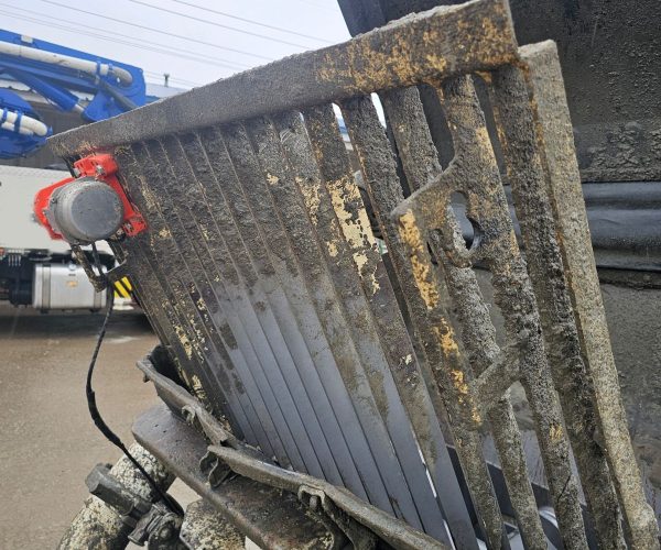 2014 PUTZMEISTER 31 METERS CONCRETE PUMP MOUNTED ON A 2015 MACK MRU613 5 SECTIONS 008