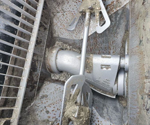 2014 PUTZMEISTER 31 METERS CONCRETE PUMP MOUNTED ON A 2015 MACK MRU613 5 SECTIONS 009