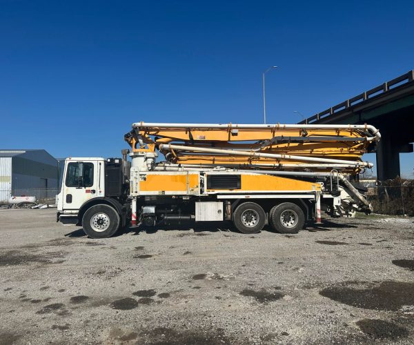 2014 PUTZMEISTER 36 METER CONCRETE PUMP MOUNTED ON A 2014 MACK MRU613 001