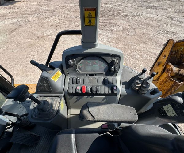 2015-CATERPILLAR-420F-BACKHOE-4X4-AUXILIARY-HYDRAULICS-008