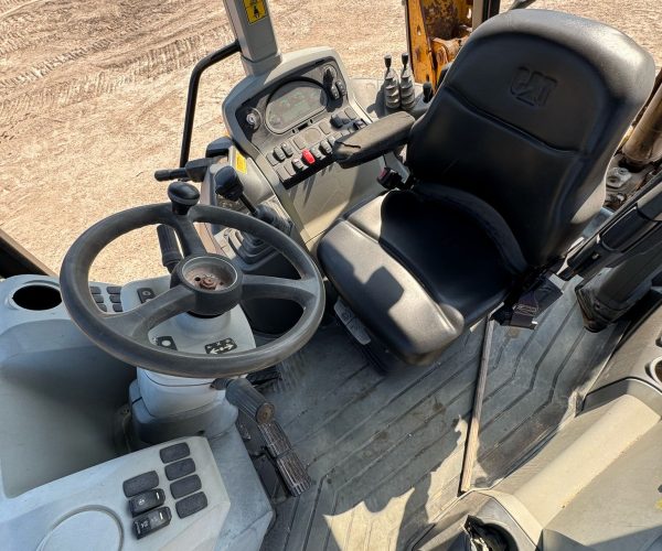 2015-CATERPILLAR-420F-BACKHOE-4X4-AUXILIARY-HYDRAULICS-009