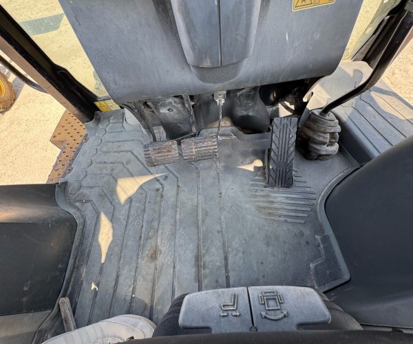 2015-CATERPILLAR-420F-BACKHOE-4X4-AUXILIARY-HYDRAULICS-012