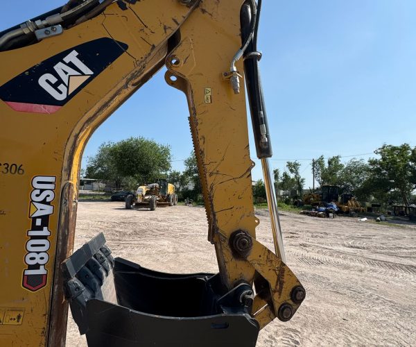 2015-CATERPILLAR-420F-BACKHOE-4X4-AUXILIARY-HYDRAULICS-016