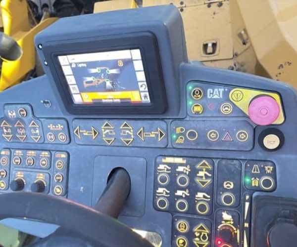 2015 CATERPILLAR AP1055F TRACK ASPHALT PAVER 008