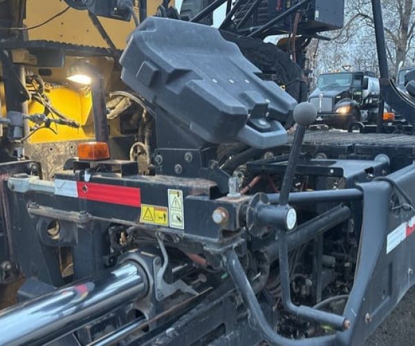 2015 CATERPILLAR AP1055F TRACK ASPHALT PAVER 009