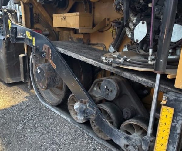 2015 CATERPILLAR AP1055F TRACK ASPHALT PAVER 024