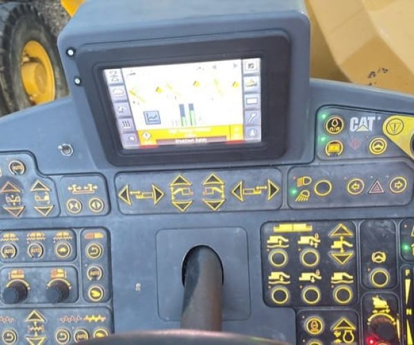 2015 CATERPILLAR AP1055F TRACK ASPHALT PAVER 028