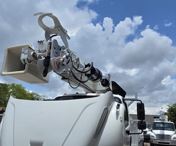 2015 FREIGHTLINER BUCKET TRUCK & DIGGER ALTEC DM47 47FT HEIGHT 013