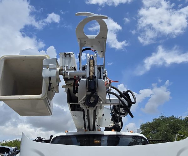 2015 FREIGHTLINER BUCKET TRUCK & DIGGER ALTEC DM47 47FT HEIGHT 015
