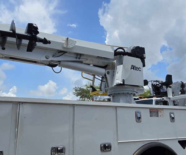 2015 FREIGHTLINER BUCKET TRUCK & DIGGER ALTEC DM47 47FT HEIGHT 016