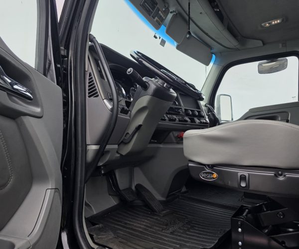 2015 KENWORTH T880 TRI-AXLE DUMP TRUCK 004