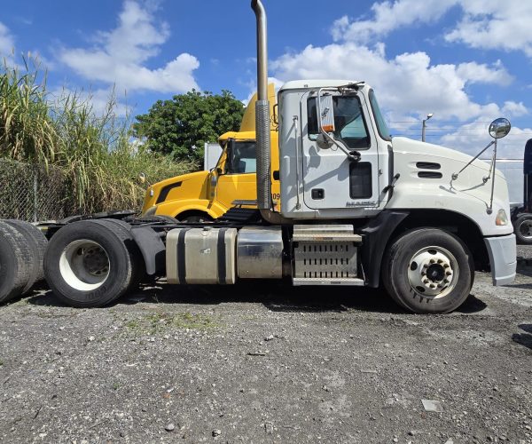 2015 MACK CXU613 DAY CAB TANDEM 001