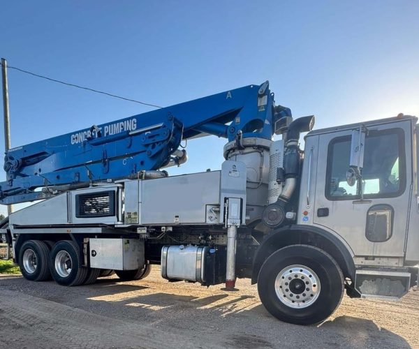2015 PUTZMEISTER CONCRETE PUMP 32 METERS MOUNTED ON A 2015 MACK MR 001