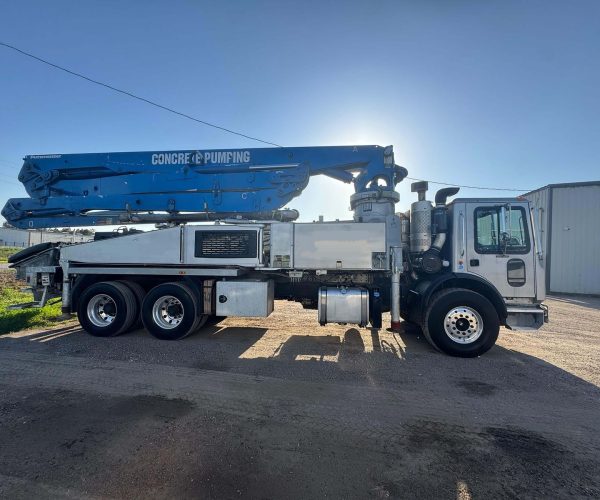 2015 PUTZMEISTER CONCRETE PUMP 32 METERS MOUNTED ON A 2015 MACK MR 002