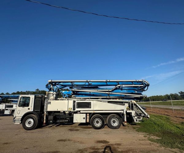 2015 PUTZMEISTER CONCRETE PUMP 32 METERS MOUNTED ON A 2015 MACK MR 003