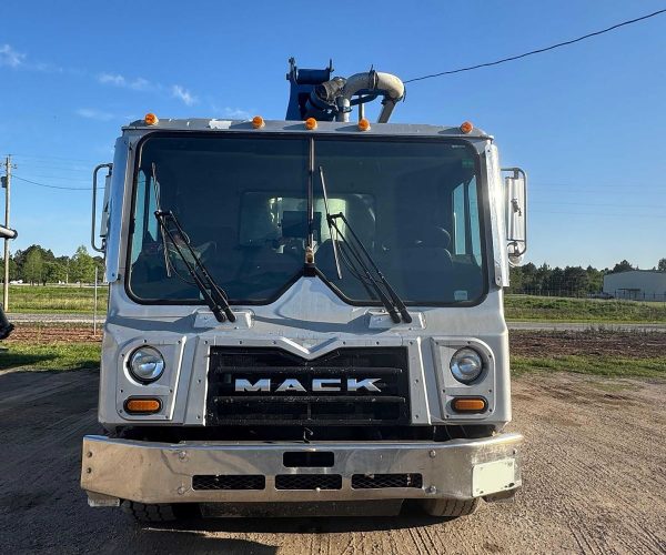 2015 PUTZMEISTER CONCRETE PUMP 32 METERS MOUNTED ON A 2015 MACK MR 004