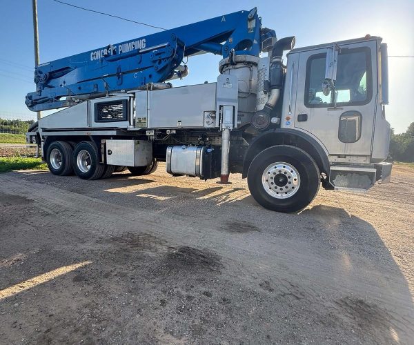 2015 PUTZMEISTER CONCRETE PUMP 32 METERS MOUNTED ON A 2015 MACK MR 005