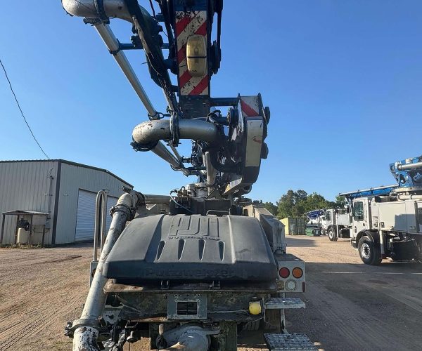 2015 PUTZMEISTER CONCRETE PUMP 32 METERS MOUNTED ON A 2015 MACK MR 006