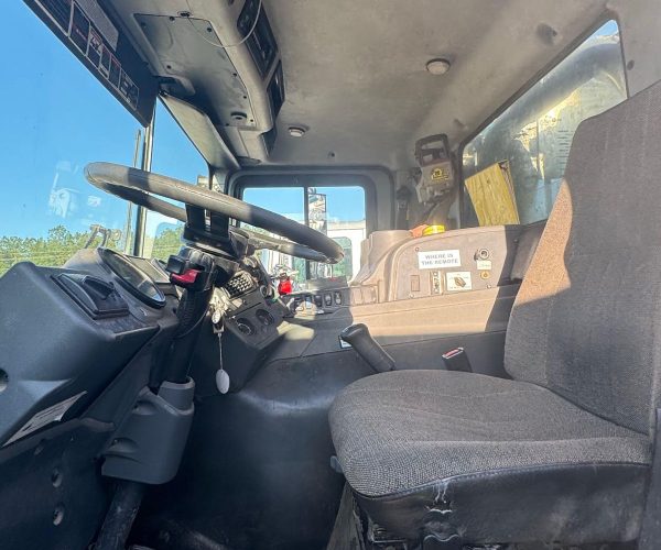 2015 PUTZMEISTER CONCRETE PUMP 32 METERS MOUNTED ON A 2015 MACK MR 008