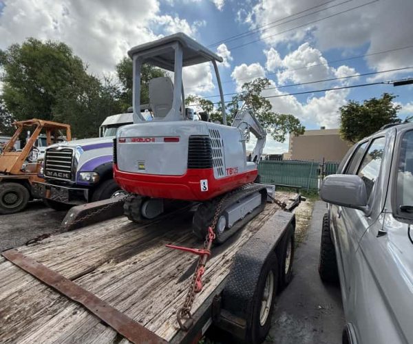 2015 TAKEUCHI TB125 MINI EXCAVATOR & 2006 UTILITY TANDEM TRAILER 010
