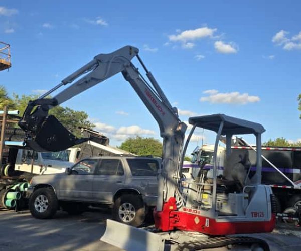 2015 TAKEUCHI TB125 MINI EXCAVATOR OPEN CAB 001