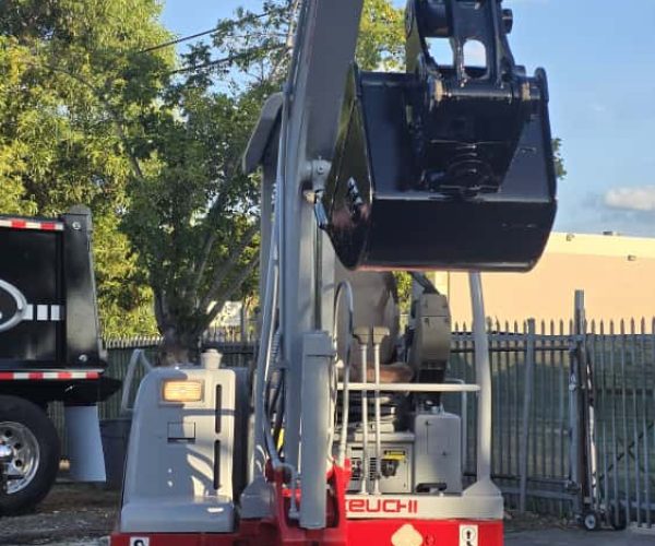 2015 TAKEUCHI TB125 MINI EXCAVATOR OPEN CAB 004