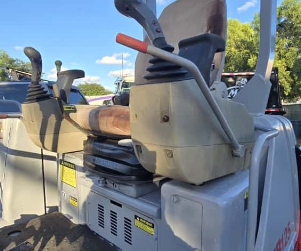 2015 TAKEUCHI TB125 MINI EXCAVATOR OPEN CAB 011