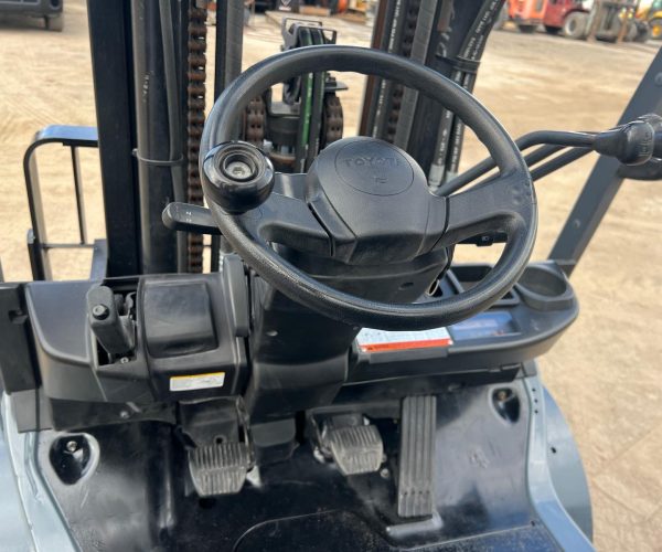 2015 TOYOTA FORKLIFT 8FGCSU-BCSLP LP GAS MAST FSV TRIPLE STAGE W SIDE SHIFTER 7000 LB CAPACITY 009
