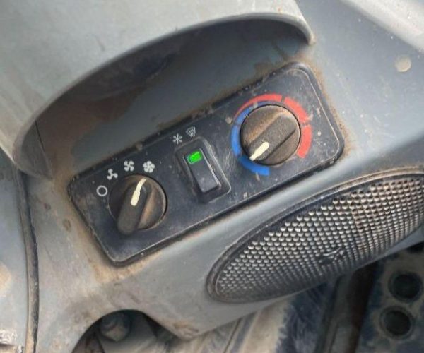 2016 BOBCAT 590 SKID STEER ENCLOSED CAB 007