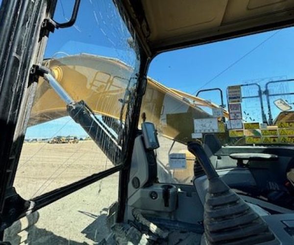 2016-CATERPILLAR-330Fl-EXCAVATOR-A-ENCLOSED-AC-COMES-WITH-BUCKET-006